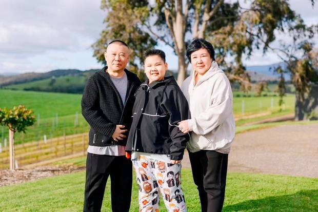 搜狐娱乐讯 近日，郭德纲一家三口外出游玩的合照曝光，郭德纲与老婆王惠挽着小儿子郭汾瑒，一家人其乐融融，氛围欢乐！10岁郭汾瑒身高已接近爸妈，照片中未见大儿子郭麒麟身影。