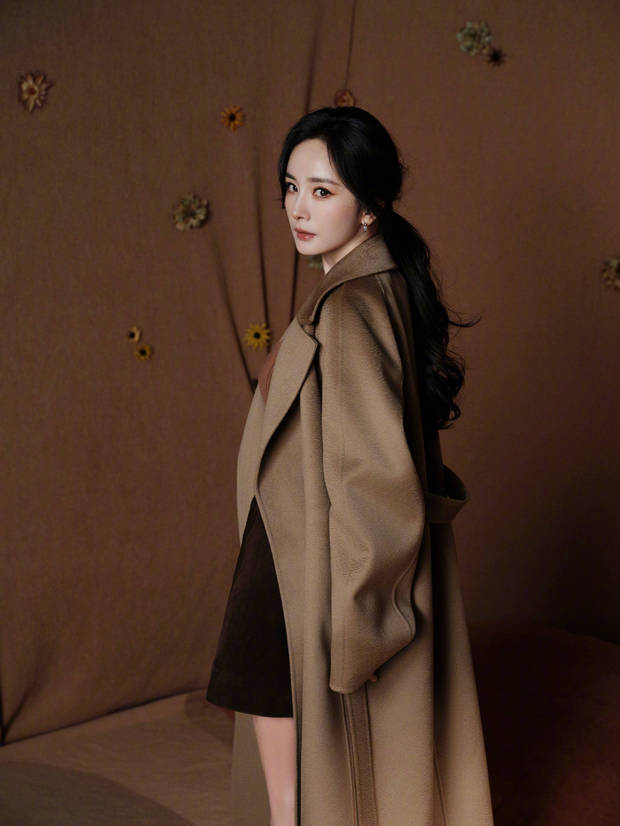 杨幂侧颜精致，眼神超A，瞬间从丰腴美人变身冷酷御姐。