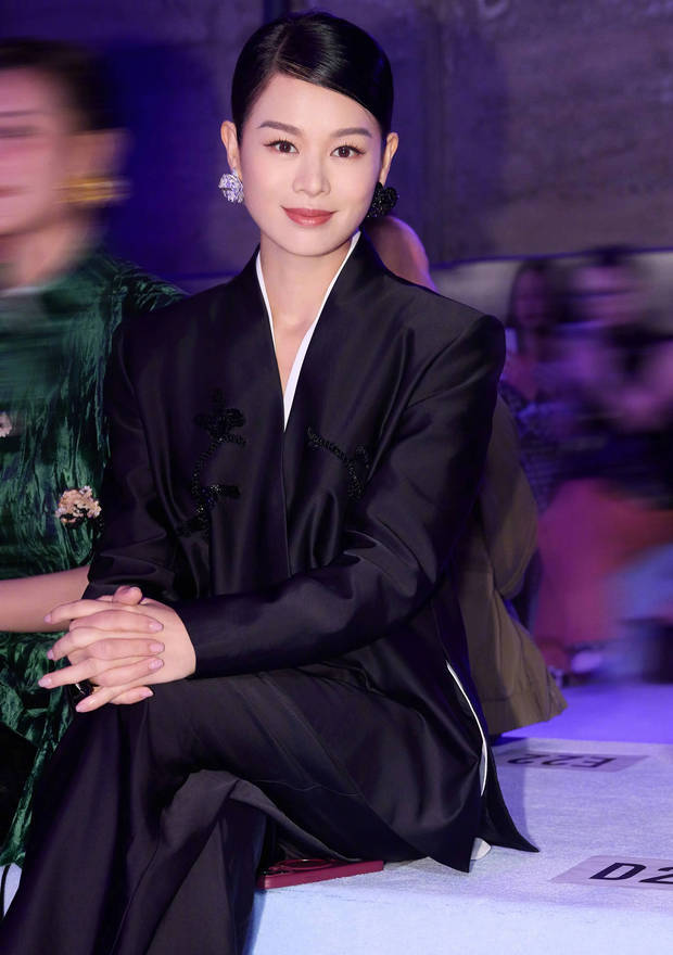 搜狐娱乐讯 近日，胡杏儿在社交平台分享一组美照。图中，她穿着新中式套装，笑容温柔。