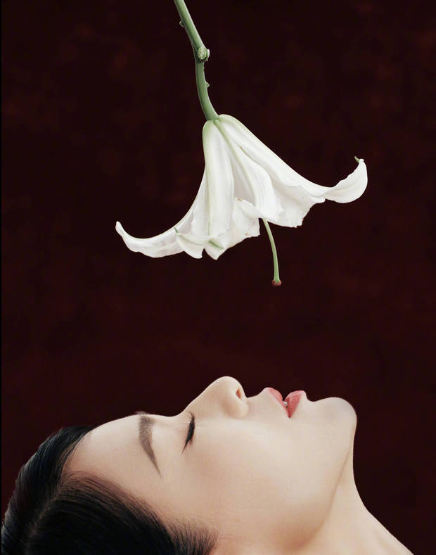 胡杏儿侧颜优越，气质温婉。