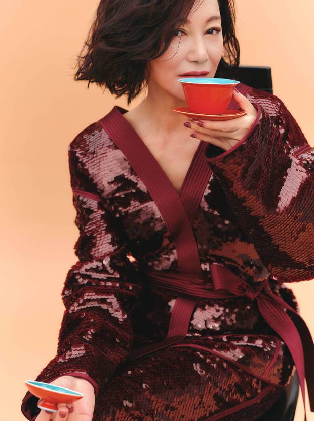 惠英红手持茶具，满是典雅的东方韵味。