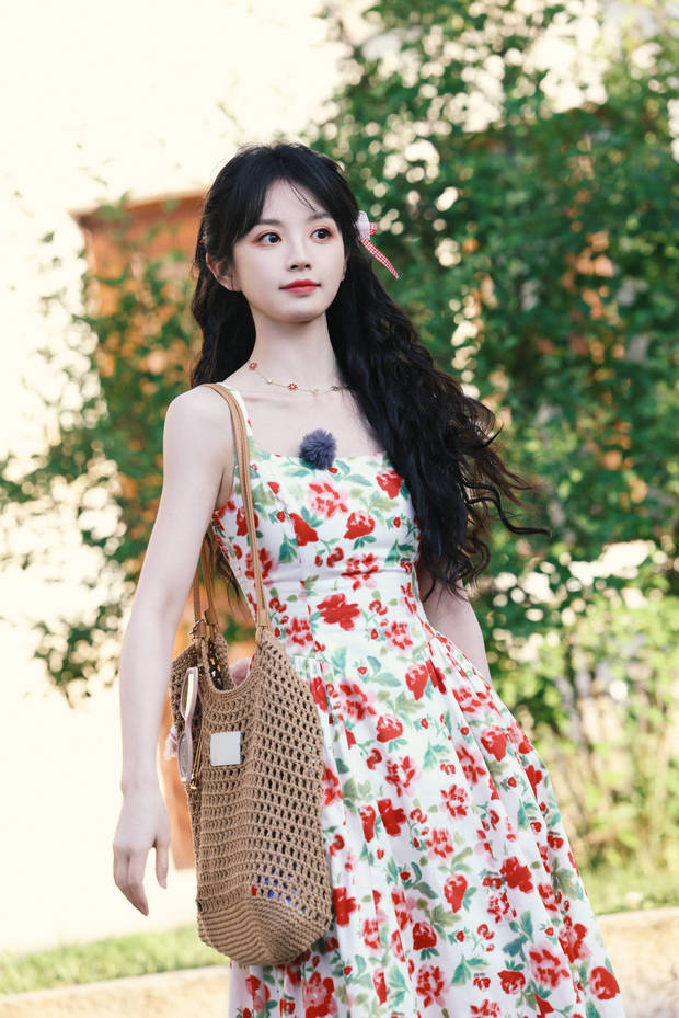 搜狐娱乐讯 近日，田曦薇的一组美照释出。图中，田曦薇穿碎花吊带裙，卷发造型活泼俏皮。