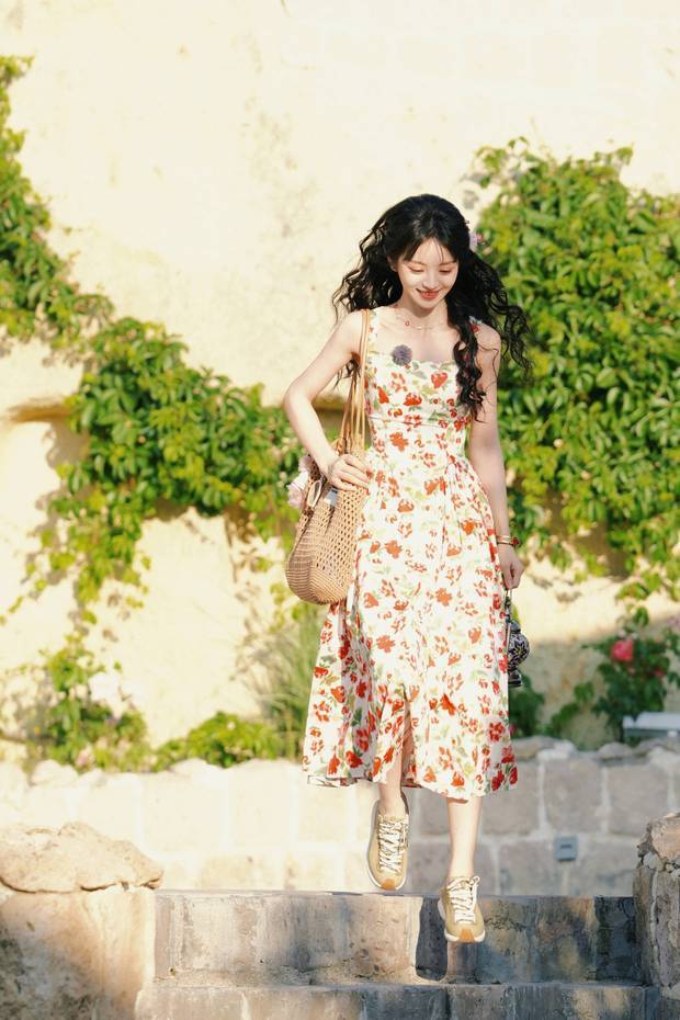 田曦薇笑容灿烂，活力满满。