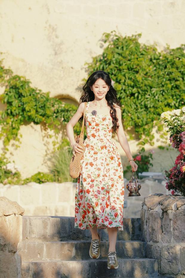 田曦薇身材纤细，少女感十足。