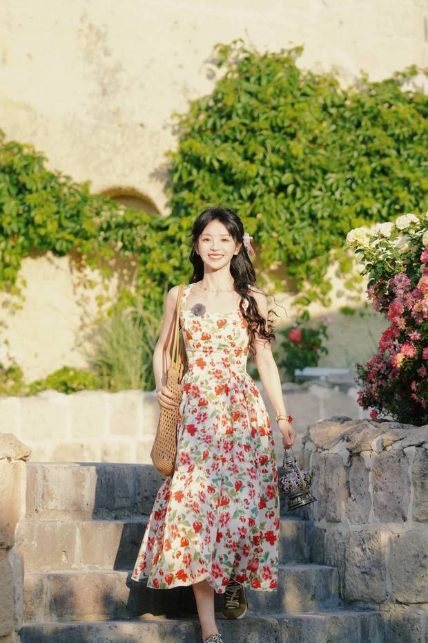 田曦薇化身森系少女。