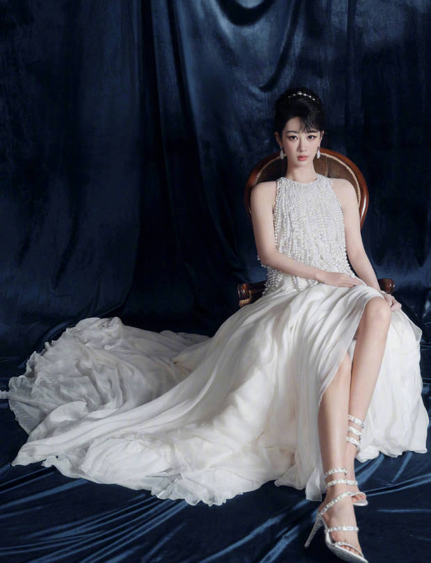 杨紫端坐在椅子上，气质温婉。