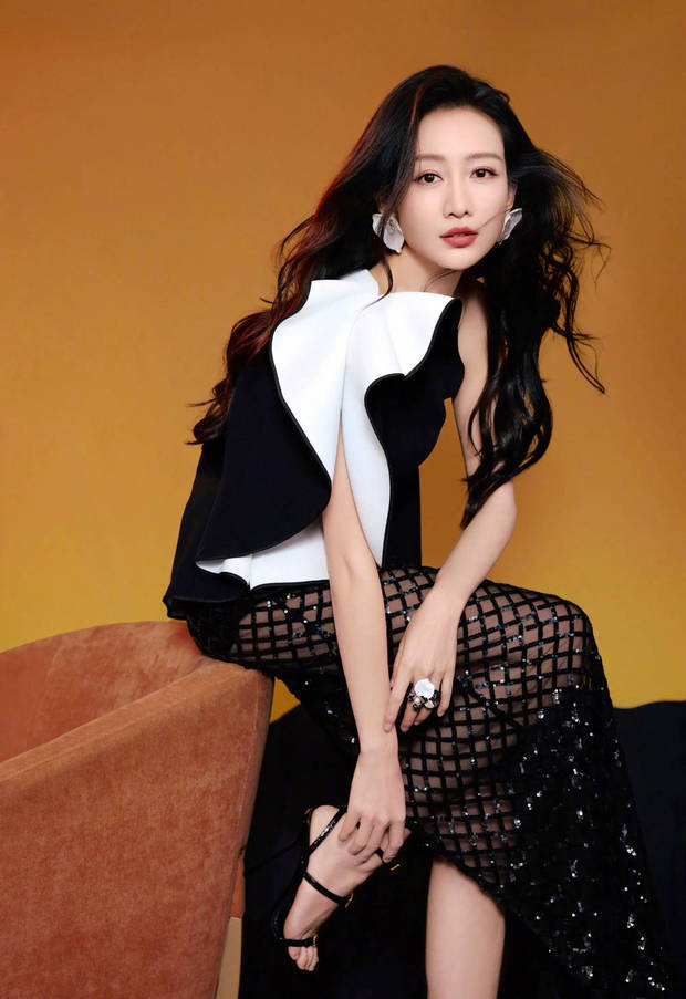 王鸥穿黑色透视渔网裙好性感。