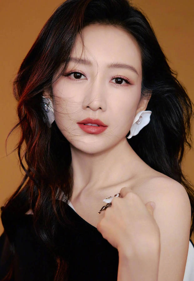 王鸥的五官精致，美貌养眼。