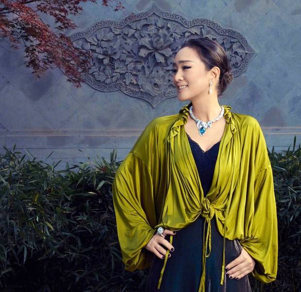 搜狐娱乐讯 近日，一组巩俐参与时尚活动的大片曝光，只见她身穿绿绸衬衫配黑丝绒裙。