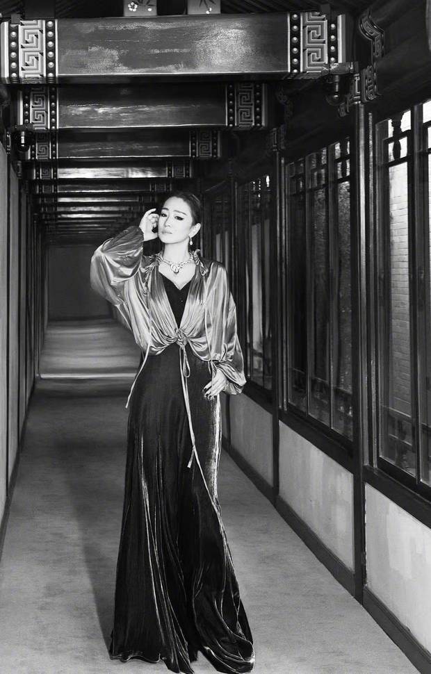 巩俐单手将头发捋到耳后。