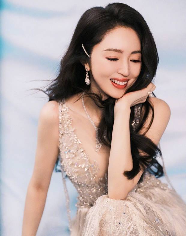 搜狐娱乐讯 近日，董璇的一组美照释出。图中，她穿碎钻礼裙，卷发造型明艳动人。