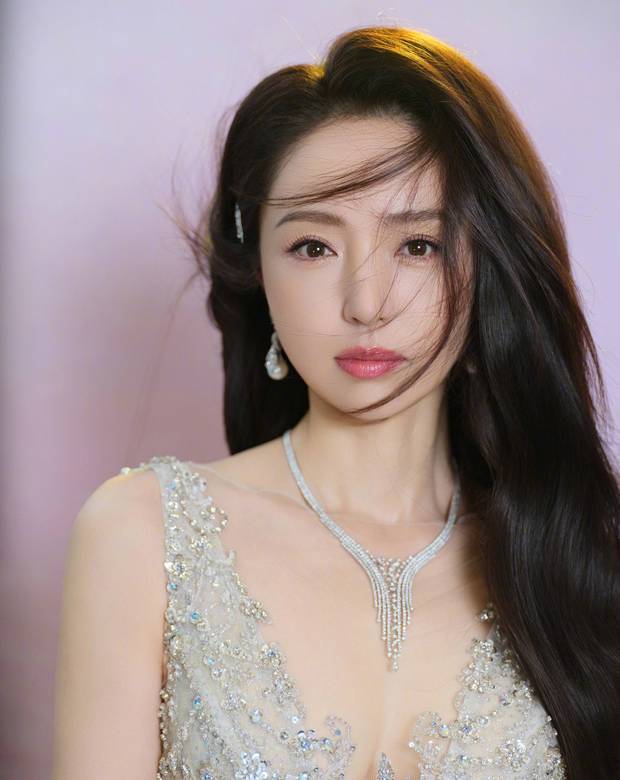 董璇妆容精致。