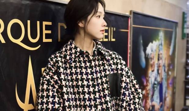 陈都灵眼神灵动。