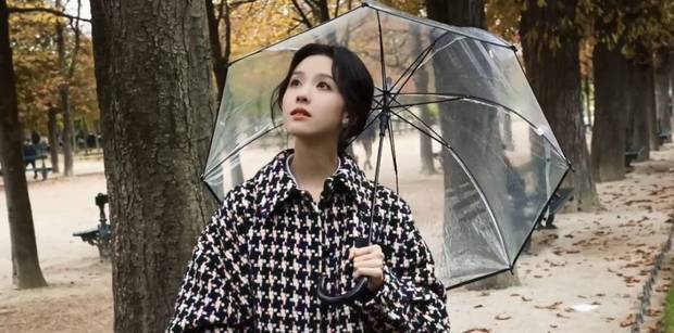 陈都灵清冷感十足。