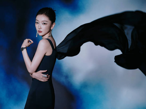 搜狐娱乐讯 今日，一组周冬雨穿黑色礼服的美图曝光。