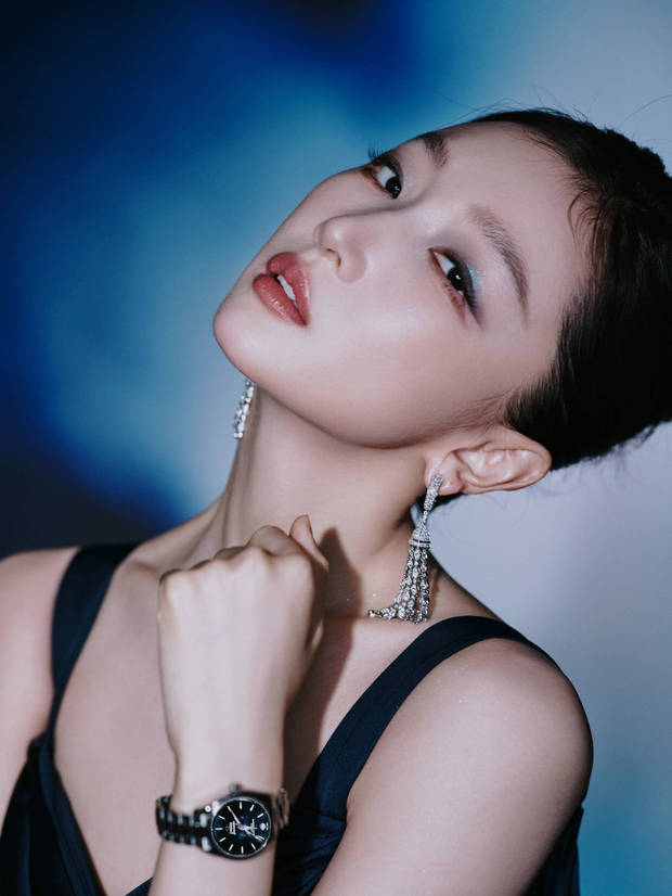 周冬雨优雅又气质