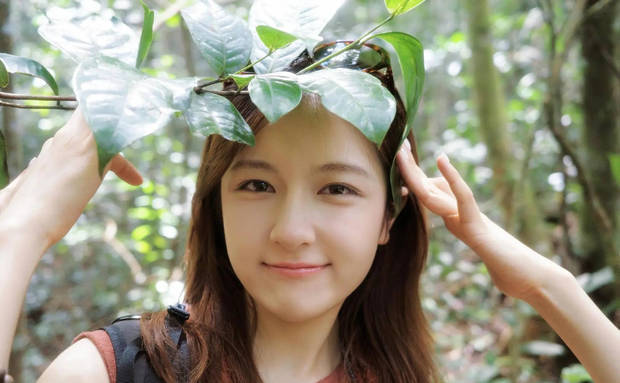 搜狐娱乐讯 近日，李兰迪晒出一组自己的出门旅行的照片，她现身森林。