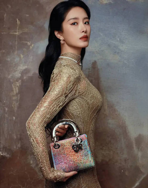 杨采钰产后的身材恢复一直很好。