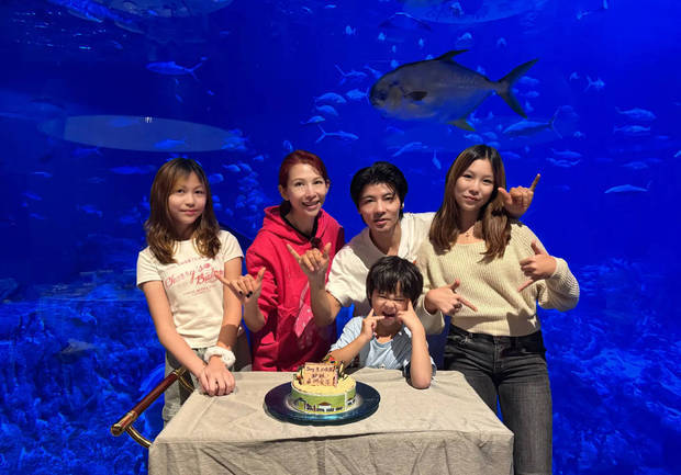 蔡少芬、张晋一家五口拍全家福，其乐融融，好幸福！