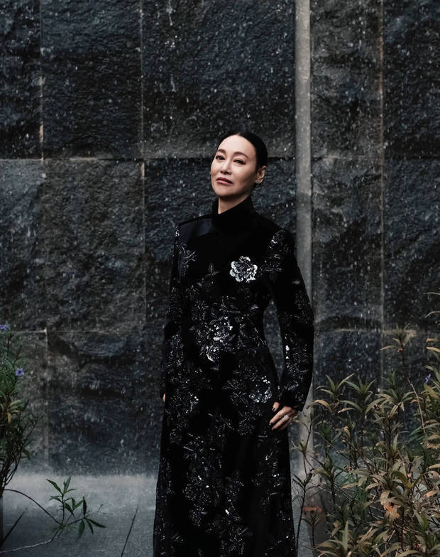 惠英红身姿挺拔，气场全开。