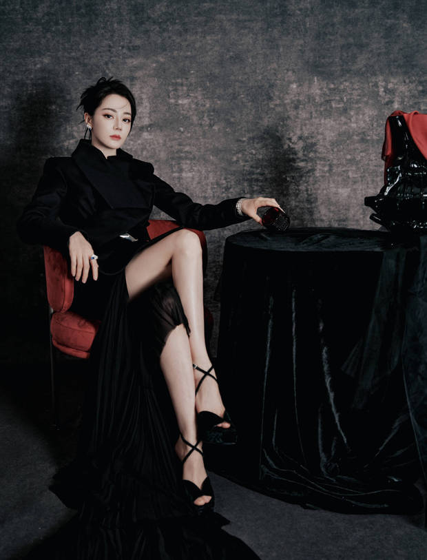 搜狐娱乐讯 近日，迪丽热巴拍摄的一组暗黑风写真释出，她仿佛化身暗夜女王，气场全开，一双白皙美腿修长吸睛！