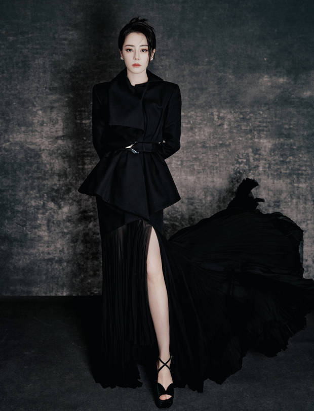 迪丽热巴身材高挑，气质在线！