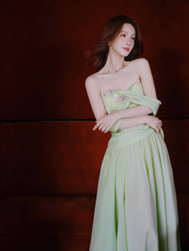 金晨蛮腰不盈一握。