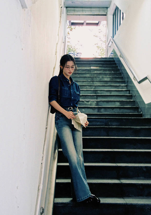 搜狐娱乐讯 11月20日，王楚然在社交平台分享一组私照，照片里的她穿蓝色衬衫搭配牛仔裤，扎着高马尾，气质清冷，完全高智感！