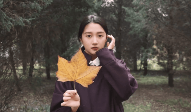 关晓彤手拿枫叶，很有秋天的感觉。