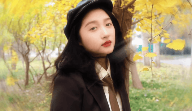 关晓彤妆容精致，打扮靓丽。