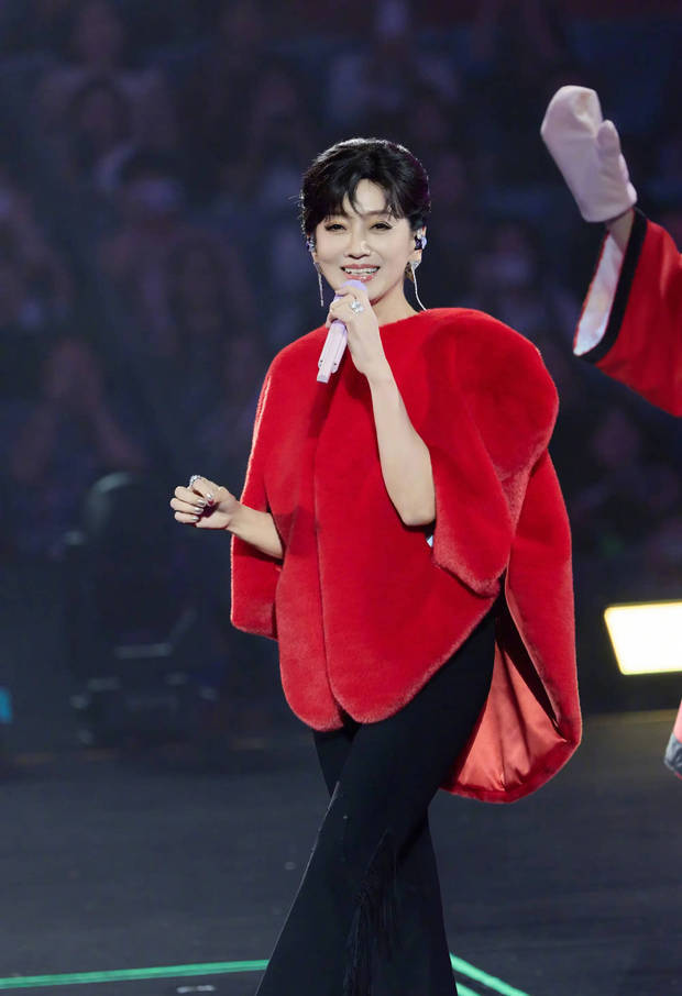 赵雅芝演唱歌曲，面容红润，气色很好。