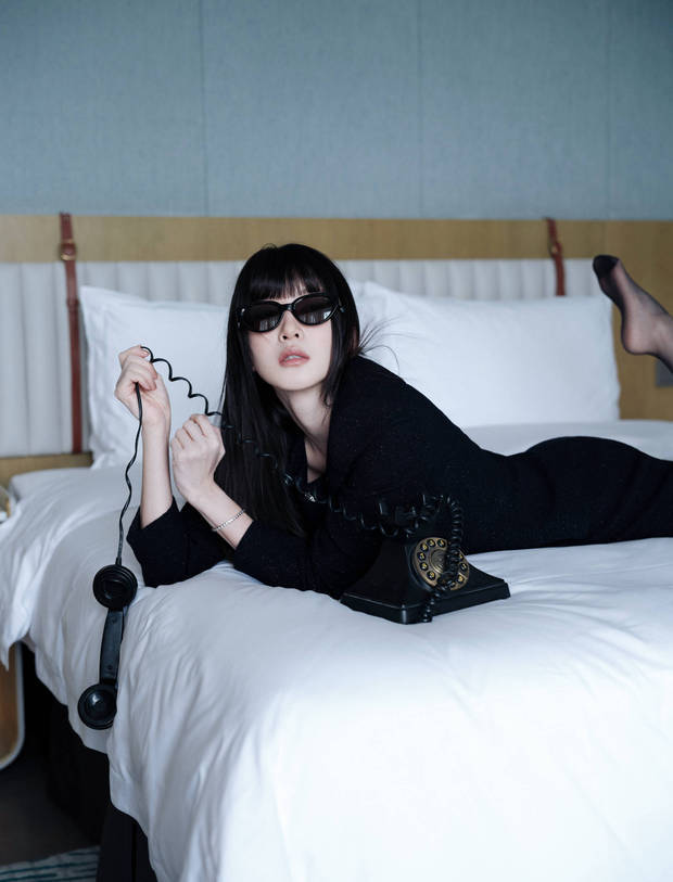 江疏影戴着墨镜秒变时髦女郎。