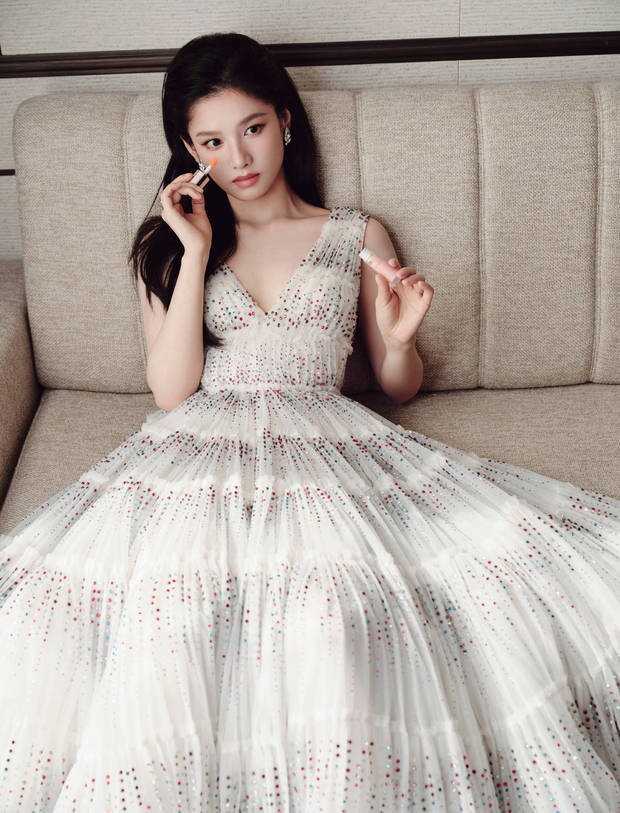 张婧仪手持口红，魅力撩人。