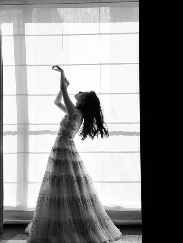 黑白光影下的张婧仪更具魅力。