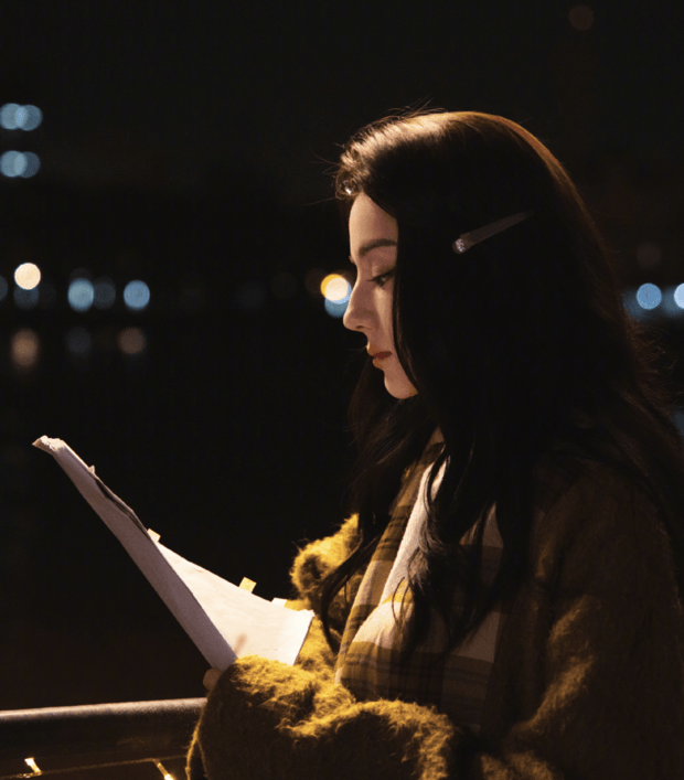 迪丽热巴认真研读剧本。