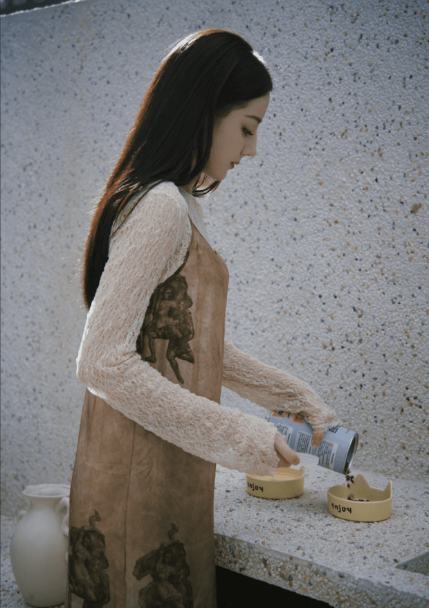 迪丽热巴在给小动物准备食物。