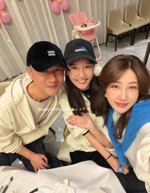 搜狐娱乐讯 近日，任重孙骁骁与好友聚餐合照曝光。