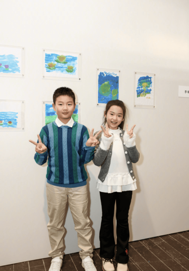 小酒窝和佟大为儿子合照比耶，笑容满面。