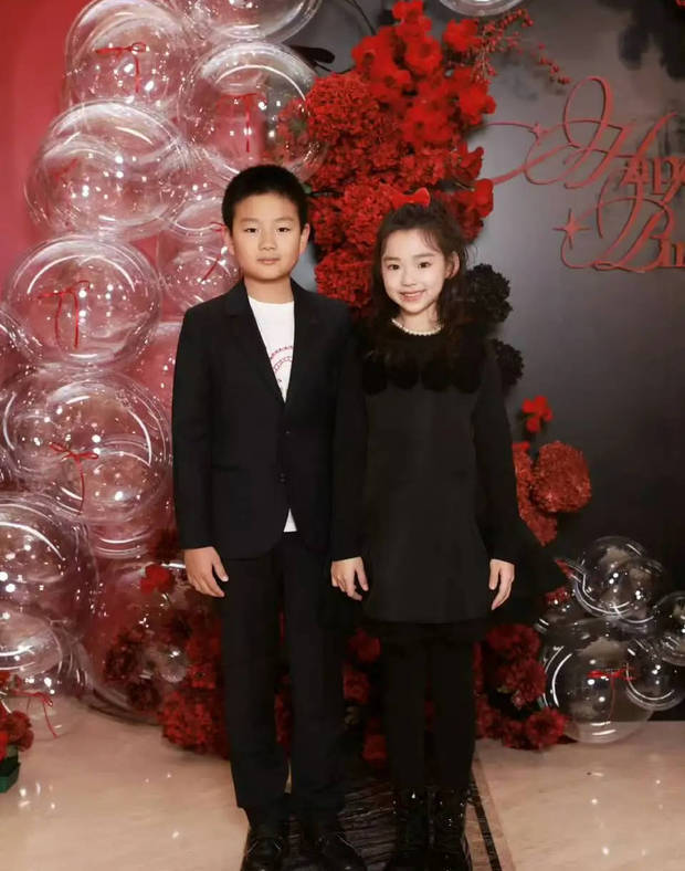 小酒窝和佟大为儿子聚会照片。