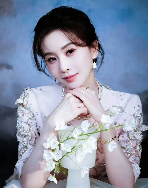 刘诗诗看向镜头莞尔一笑。