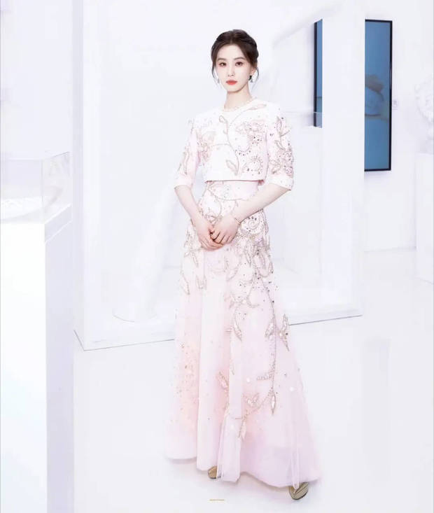 刘诗诗体态优雅。