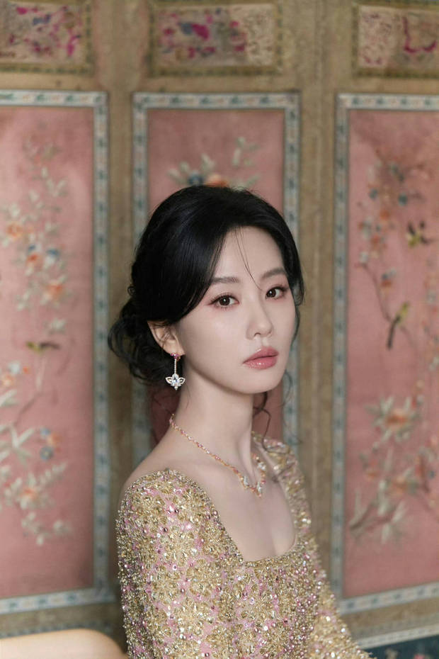 刘诗诗眼神温柔。