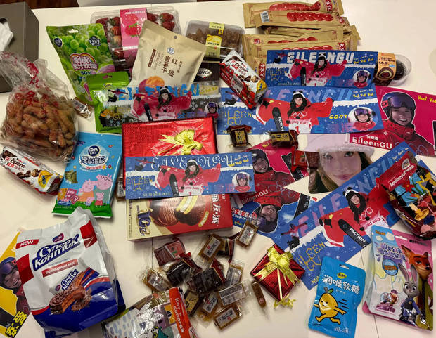 谷爱凌买了好多零食。