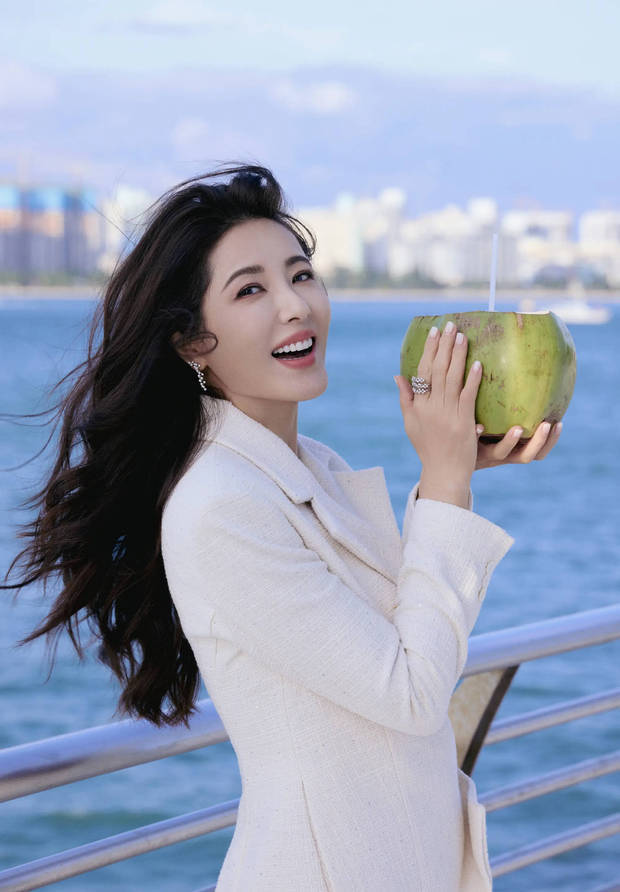 曾黎手捧椰子笑容好甜。