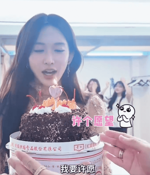 搜狐娱乐讯 12月3日，林志玲分享自己的51岁生日花絮，视频里林志玲收到工作人员送的蛋糕，眼含热泪，楚楚动人。