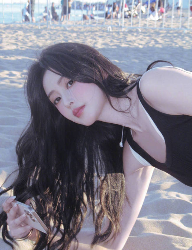 张天爱晒海边照秒变氛围感美女！波浪秀发气质温柔