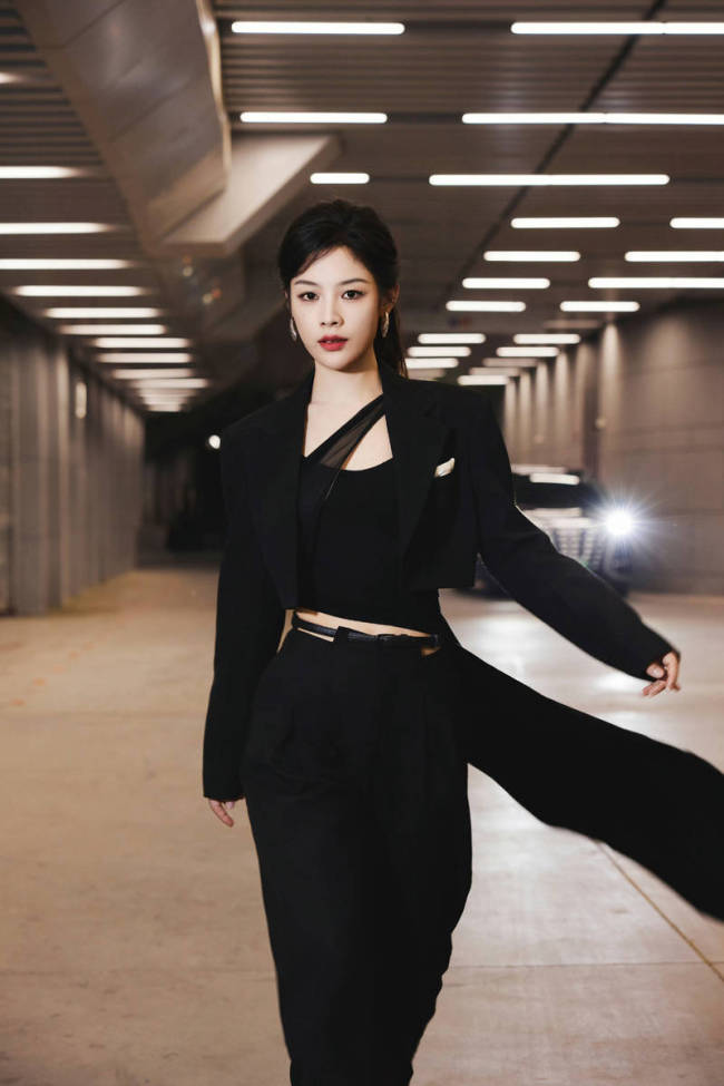 陈丽君纯黑套装简约利落 化身冷酷御姐又美又飒