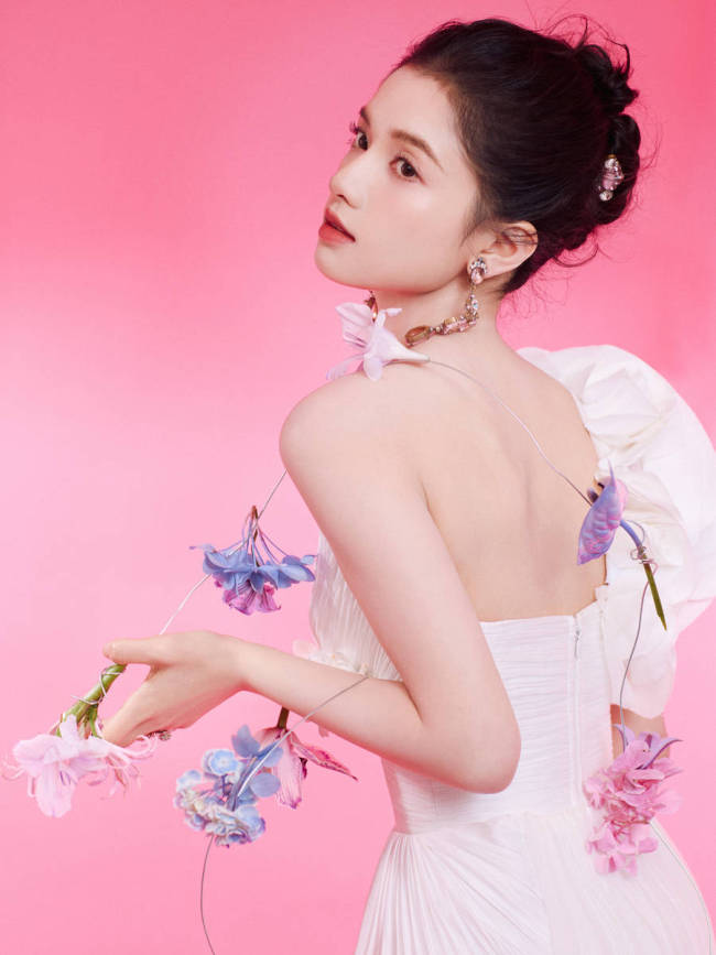 张婧仪穿白色长裙大秀美背 甜美明媚又俏皮灵动