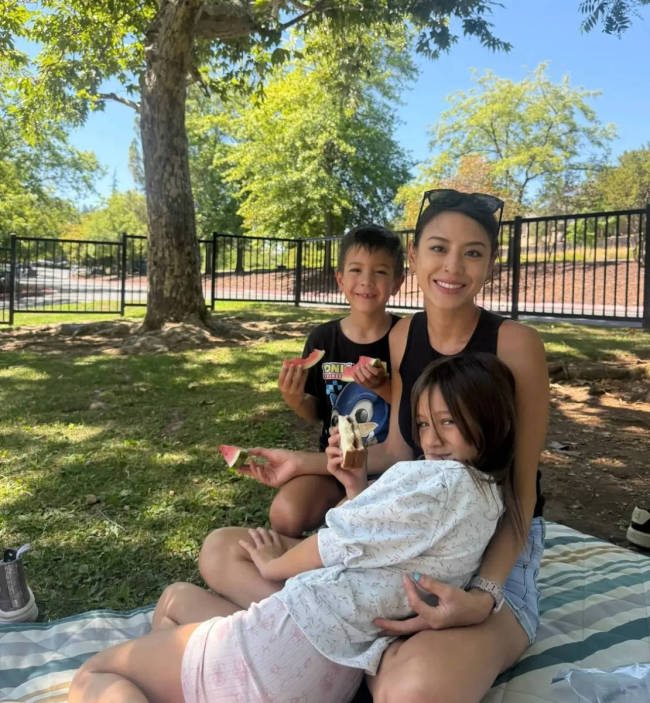 江语晨一双儿女近照流出 两个混血儿颜值超高