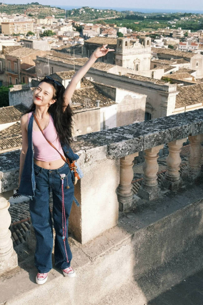 宋祖儿穿粉色吊带身材超好 红唇黑发笑容明媚